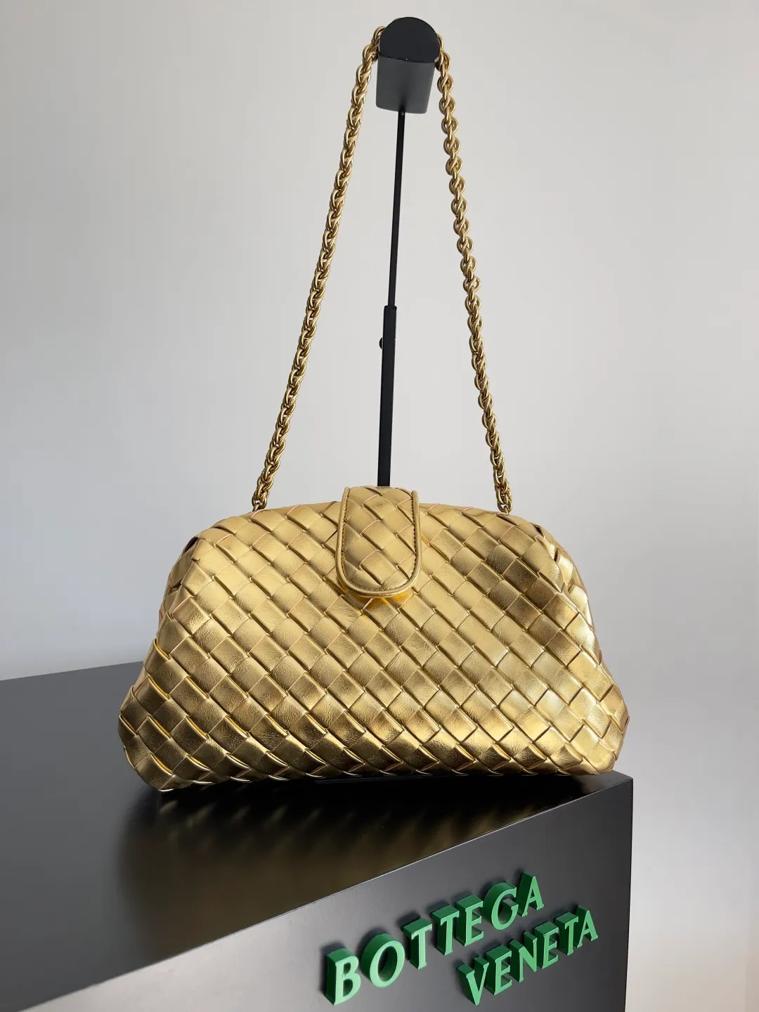 Batch 2260 BOTTEGA VENETA Lady's LAUREN CLUTCH Chain Clutch was inspired by 40 years ago. It is a perfect fusion of classic and modern bags. It is effortless and fashionable for any occasion and at any time. The newly added detachable metal chain allows people to have more ways to carry it. It is grand and elegant. Style No.: 785807 Size: 31.5*16.5*11cm